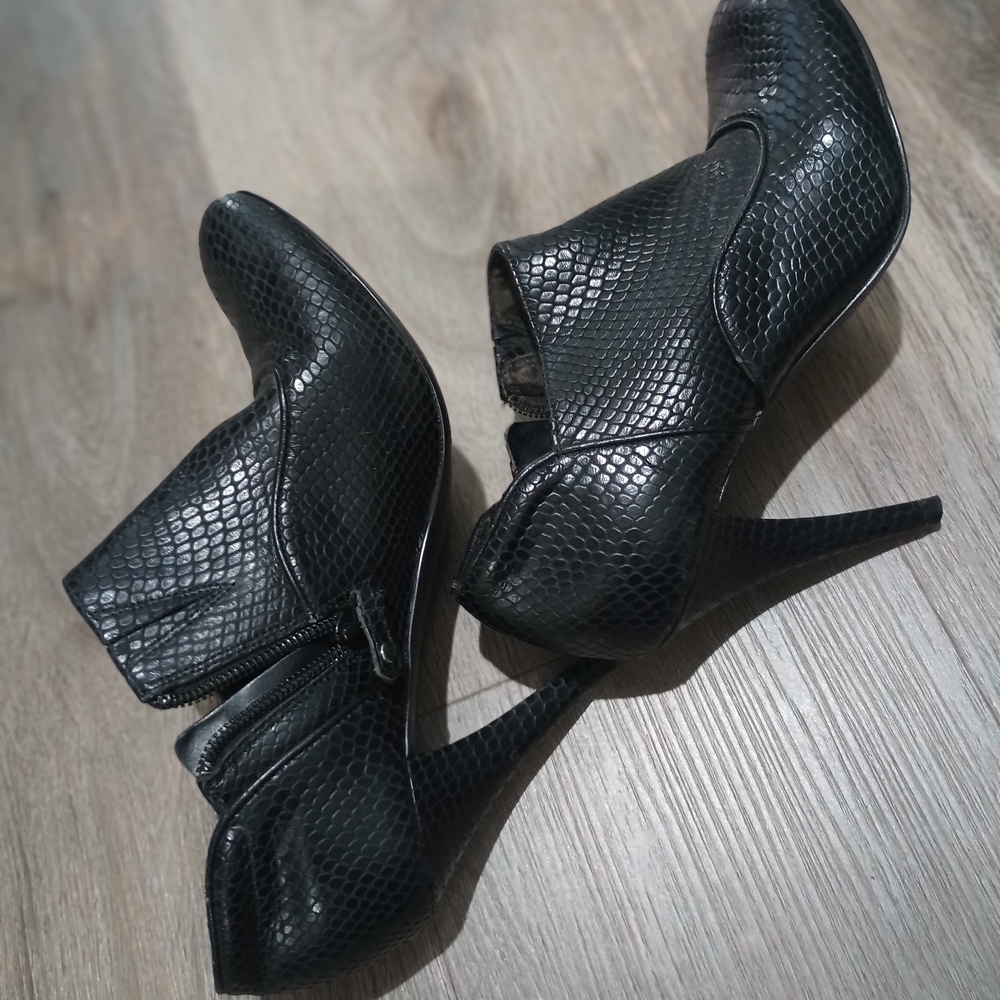 Elegant Black Textured Women's Heels
